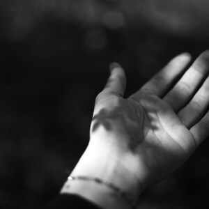 Un regard qui relève